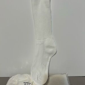 6 pr of White Diabetic Socks
